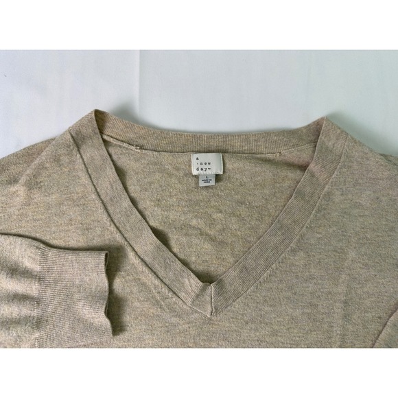 A New‎ Day Women's V-Neck Long Sleeve Lightweight Knit Sweater Beige Size L - Picture 2 of 8